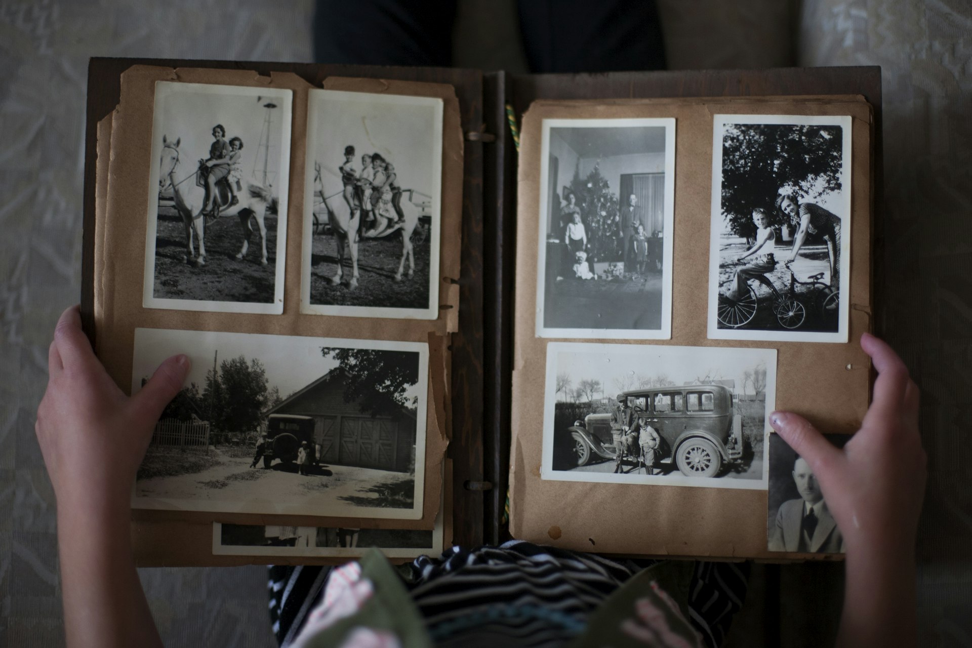 Altes Familienalbum mit historischen Fotografien