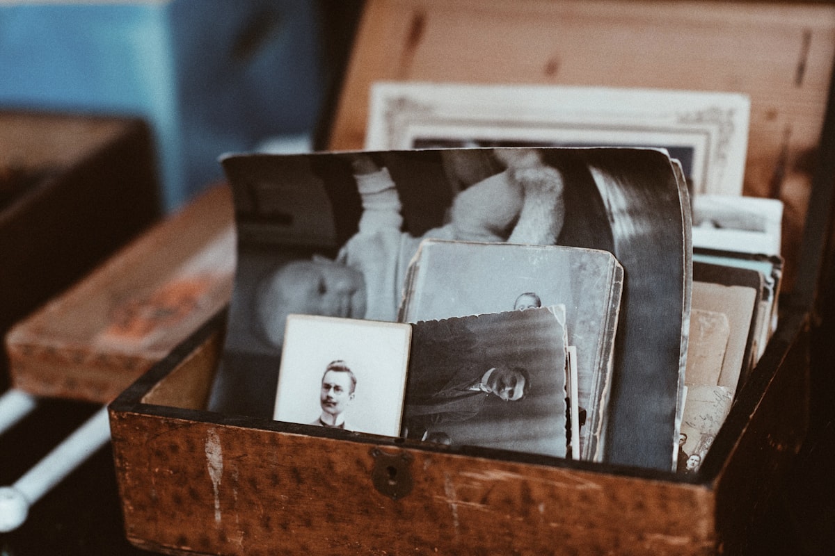 Alte Familienfotos in einer Holztruhe